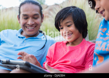 Familie mit digitalen Tablet im freien Stockfoto