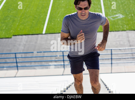 Hispanic Athleten auf bleicher Schritte ausgeführt Stockfoto