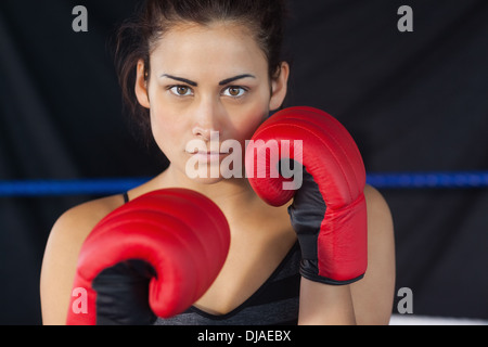 Porträt einer schönen Frau in roten Boxhandschuhe hautnah Stockfoto