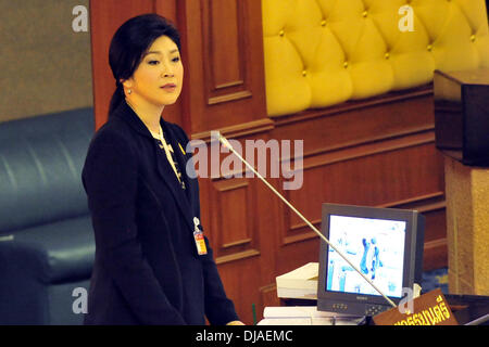 Bangkok, Thailand. 26. November 2013. Thailändische Premierminister Yingluck Shinawatra Debatten im Parlament House in Bangkok, Thailand, 26. November 2013. Bildnachweis: Rachen Sageamsak/Xinhua/Alamy Live-Nachrichten Stockfoto