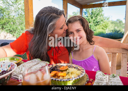 Mutter und Tochter am Tisch essen Stockfoto