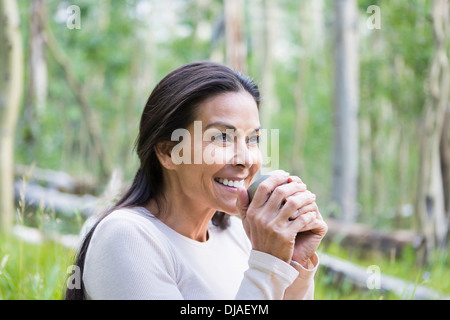 Hispano-Amerikaner Frau, die Tasse Kaffee im freien Stockfoto