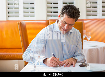 Kaukasische Geschäftsmann arbeiten im restaurant Stockfoto