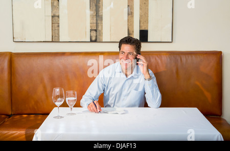 Kaukasische Geschäftsmann auf Handy im restaurant Stockfoto