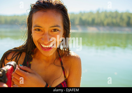 Gemischte Rassen Frau lächelnd ländlichen See Stockfoto