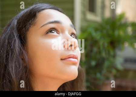 Gemischte Rassen Mädchen nachschlagen Stockfoto