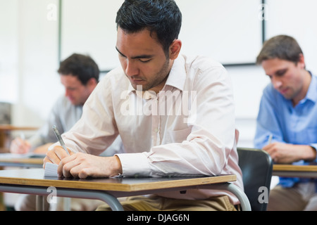 Ältere Studierende Notizen im Klassenzimmer Stockfoto