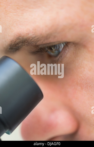 Extreme Nahaufnahme des wissenschaftlichen Forschers mit Mikroskop Stockfoto