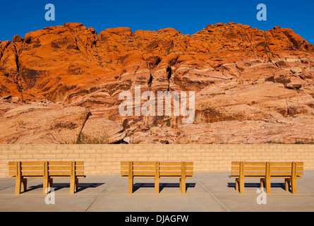 Parkbänke mit Blick auf Red Rock Canyon, Nevada, Vereinigte Staaten von Amerika Stockfoto