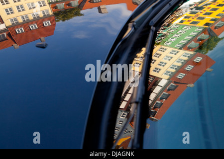 Lebendige Mehrfamilienhäuser spiegelt sich in dem Auto Windschutzscheibe, Nyhavn, Kopenhagen, Dänemark Stockfoto