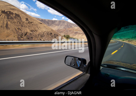 Auto fahren auf der Straße durch Yakima River Canyon im US-Bundesstaat Washington Stockfoto