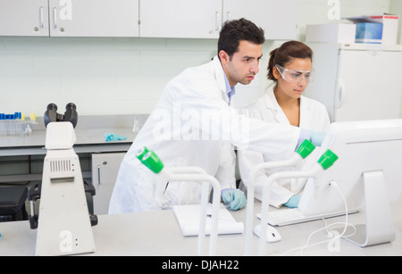 Seriöse Forscher mit Hilfe eines Computers im Labor Stockfoto