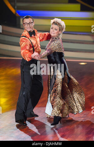 Gitte Haenning; Gennady Bondarenk bei RTL TV show "Let ´s Dance" im Coloneum MMC Studios. Köln, Deutschland - 21.03.2012 Stockfoto