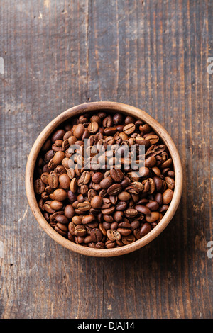 Kaffeebohnen in Keramikschale Stockfoto
