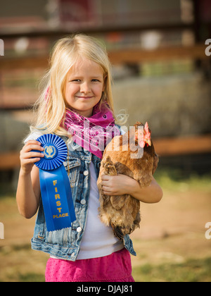 Kaukasische Mädchen mit Preis gewinnende Huhn auf Bauernhof Stockfoto