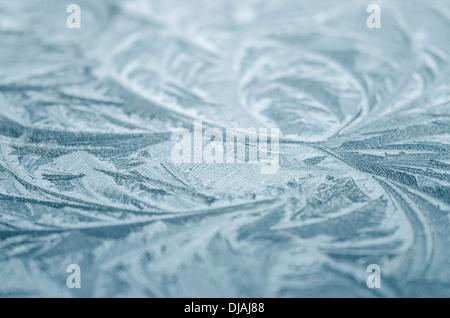 Nahaufnahme der Eiskristalle gebildet auf einer kalten Metallfläche Stockfoto