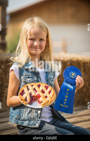 Kaukasische Mädchen mit Preis gewinnende Pie auf Bauernhof Stockfoto