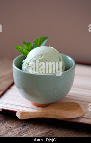 Nahaufnahme von Schüssel grüner Tee-Eis Stockfoto