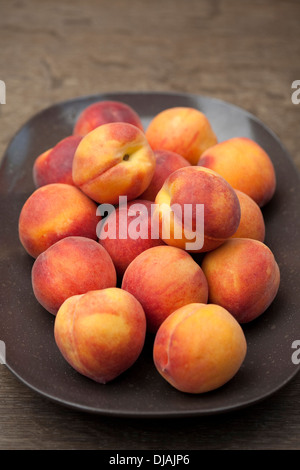 Nahaufnahme der Pfirsiche auf Platte Stockfoto