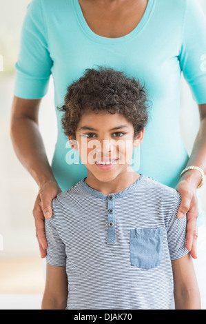 Lächelnde junge Stand mit Mutter Stockfoto