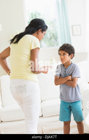 Mutter Sohn Schelte im Wohnzimmer Stockfoto