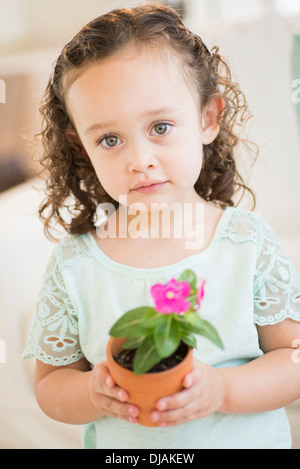 Gemischte Rassen Mädchen Holding Blumentopf Stockfoto