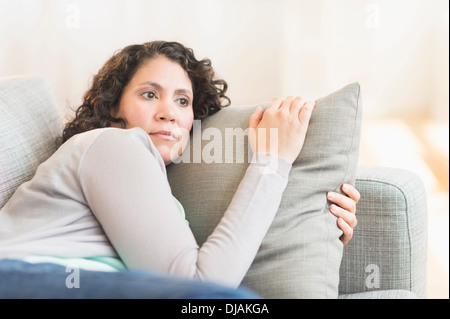 Hispanic Frau entspannend auf sofa Stockfoto