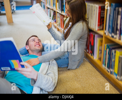 Paar mit Bücher in der Bibliothek-Gang Stockfoto