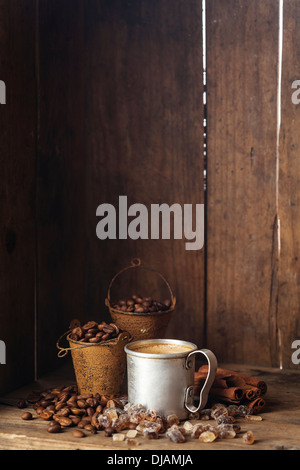 Kaffee in Aluminium-Becher mit Zimt und braunem Zucker Stockfoto