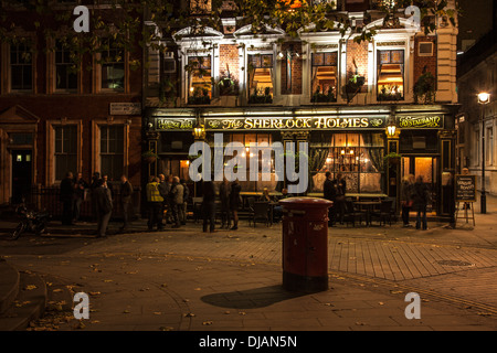 Die Sherlock Holmes Pub an der Northumberland Avenue Stockfoto