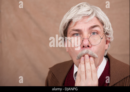 Überrascht graue Greis mit seiner Hand über den Mund Stockfoto