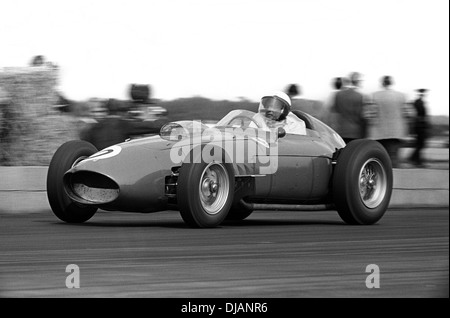 Phil Hill in einem Ferrari Dino 246 beim britischen GP, Silverstone, England 16. Juli 1960. Stockfoto