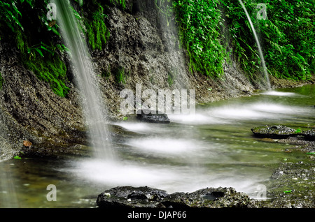 Kleinen natürlichen Wasserfall in einem Mountain Resort von oben geschossen Stockfoto