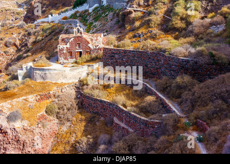 Rote Kirche oder Kapelle in Oia, Santorini, Griechenland Stockfoto