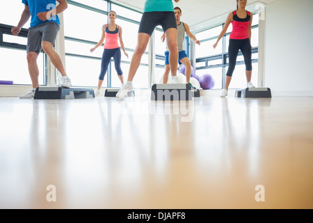 Lehrer mit Fitness-Klasse, die Durchführung von Step-Aerobic-Übung Stockfoto