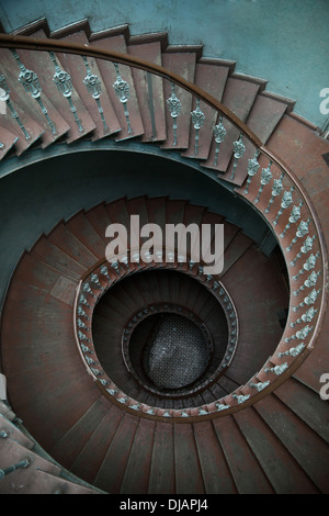 Hölzerne Wendeltreppe in Wohnhaus Stockfoto