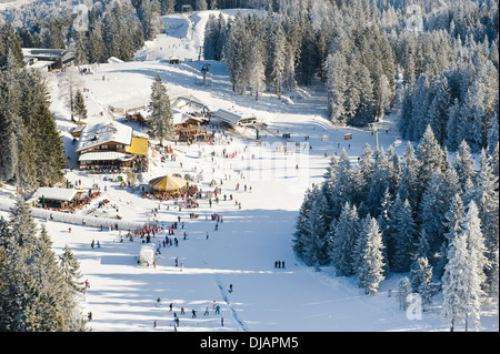 Skifahrer am Hausberg Berg, Skihütten, Garmisch-Partenkirchen, Bayern, Deutschland Stockfoto