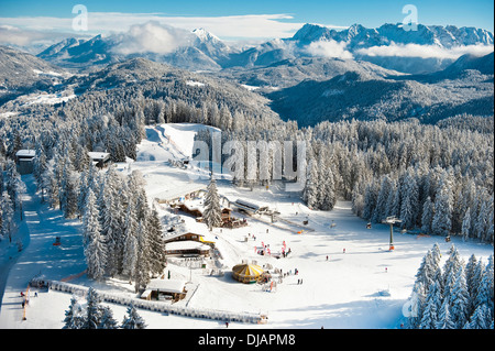 Skifahrer am Hausberg Berg, Skihütten, Winterlandschaft, Garmisch-Partenkirchen, Bayern, Deutschland Stockfoto