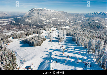 Skifahrer am Hausberg Berg, Winterlandschaft, Garmisch-Partenkirchen, Bayern, Deutschland Stockfoto