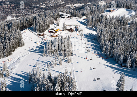 Skifahrer am Hausberg Berg, Winterlandschaft, Garmisch-Partenkirchen, Bayern, Deutschland Stockfoto