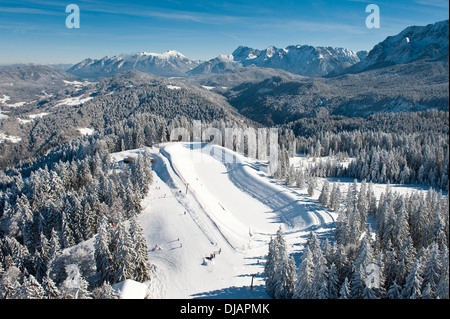 Skifahrer am Hausberg Berg, Winterlandschaft, Garmisch-Partenkirchen, Bayern, Deutschland Stockfoto