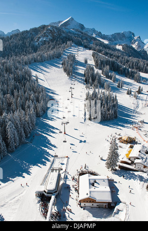 Skifahrer am Hausberg Berg, Winterlandschaft, Garmisch-Partenkirchen, Bayern, Deutschland Stockfoto