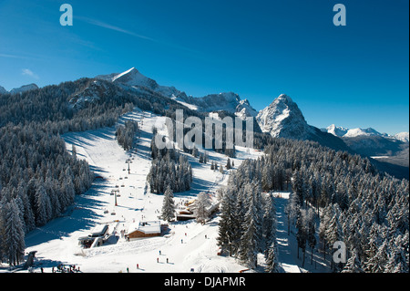 Skifahrer am Hausberg Berg, Winterlandschaft, Garmisch-Partenkirchen, Bayern, Deutschland Stockfoto