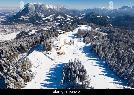 Skifahrer am Hausberg Berg, Winterlandschaft, Garmisch-Partenkirchen, Bayern, Deutschland Stockfoto