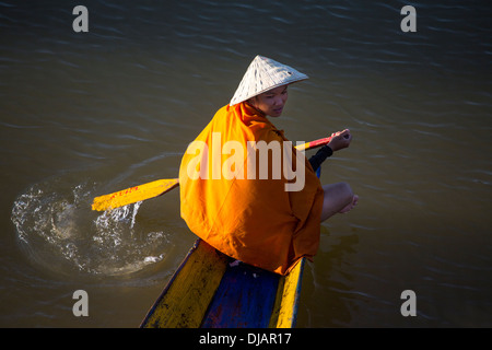 Buddhistische Mönche in einer Zeile Boot auf dem Mekong Fluss in Paška, Laos Stockfoto