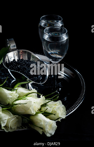 Wodka und schwarzen Kaviar auf schwarzem Hintergrund Stockfoto