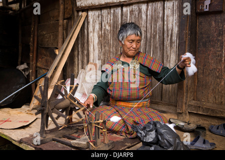 Bhutan, Nobding Basar, Frau Baumwollgarn von Hand am Rad drehen Stockfoto