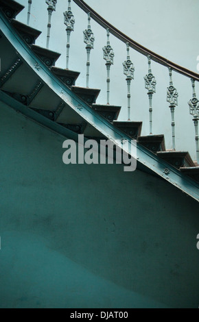 Hölzerne Wendeltreppe im Inneren des Palastes Stockfoto