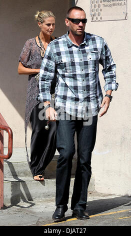 Heidi Klum und Martin Kristen Heidi Klum verlassen Therapie Werke LA mit ihrem Leibwächter und Ihrem neuen Freund Los Angeles, Kalifornien - 22.09.12 Stockfoto