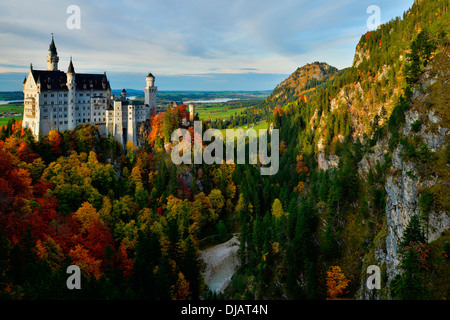 Schloss Neuschwanstein Castle im Herbst aus Marienbruecke Brücke, Hohenschwangau, Bayern, Deutschland Stockfoto